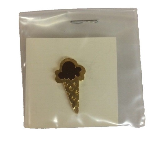pin's pins badge ARTHUS BERTRAND Mercedes Cabriolet