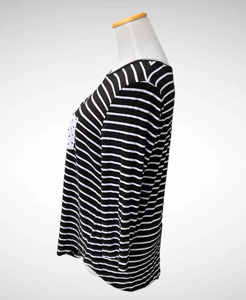 Camiseta Pullover Lili’s Closet Rayas Blancas y Negras con Bolsillo en Contraste, Talla L Foto 2 de 4