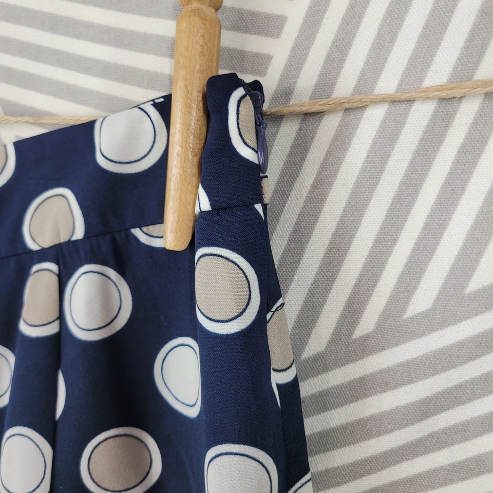 Falda Banana Republic talla 12 Polkadot azul marino plisada por encima de la rodilla en capas Foto 4 de 4