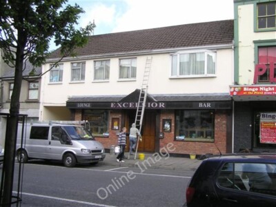 Foto 6x4 Excelsior Bar, Buncrana Es befindet sich an der Main Street um 2009