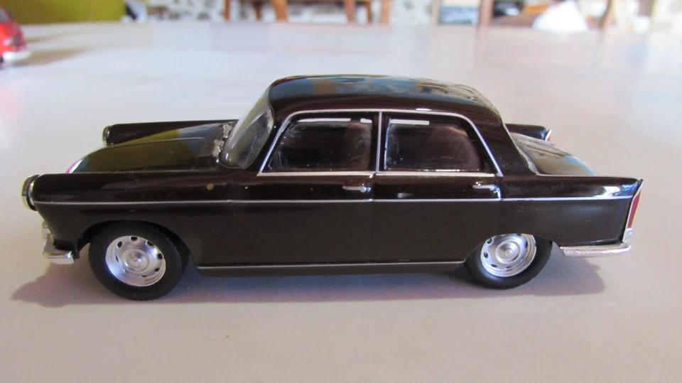 Peugeot 404 Altaya, éch. 1/43e, en métal, état neuf - Photo 3/4
