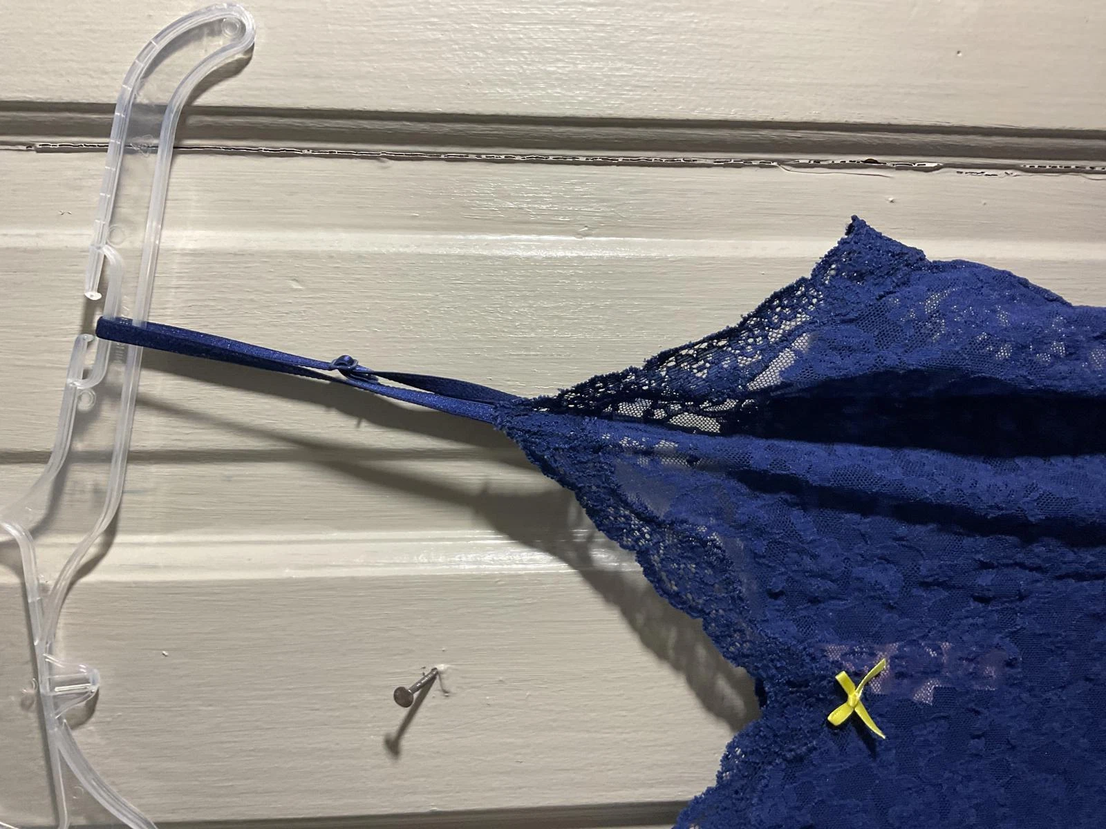UNDERCOVER Abito Victoria Secret blu in pizzo con fiocchi gialli grande