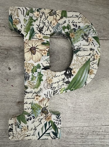 Lettre monogramme "P" art mural, découpage fleurs, plantes, crème et verts 9" - Photo 1/11