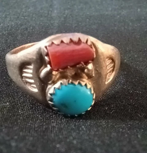 VINTAGE NATIVE AMERICAN STIRLING SILVER w/ 2 STONES OF TURQUOISE/CORAL RING