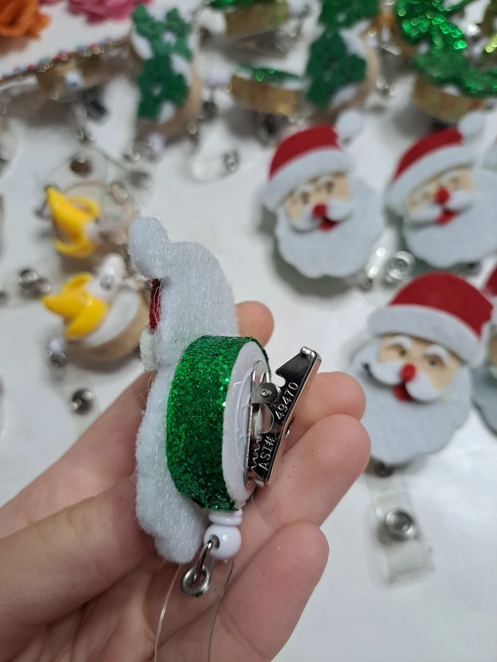 Venta al por mayor lote de 45 carretes de insignia retráctiles decorados varios y 49 accesorios Foto 4 de 4