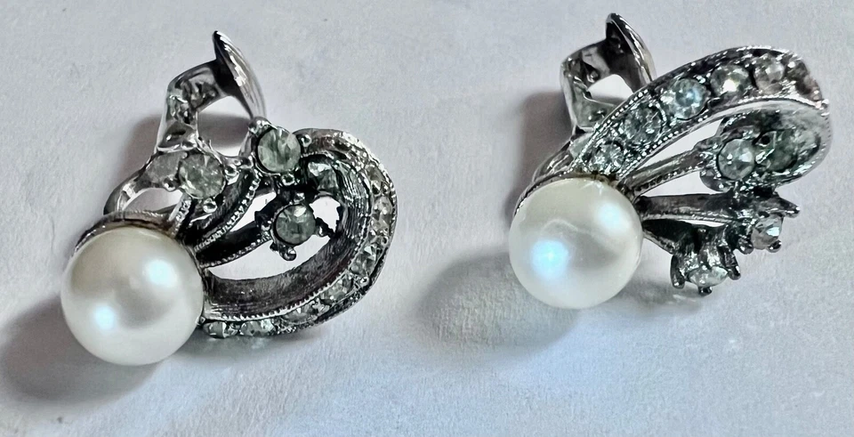 复古银色 优雅耳环 6.7 毫米白色珍珠水晶水钻夹 — 第 3/4 张图片