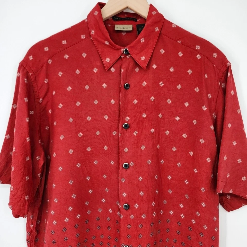 Camisa de campamento de seda lavable A{X}IST para hombre talla M roja negra geométrica mangas cortas Foto 2 de 4