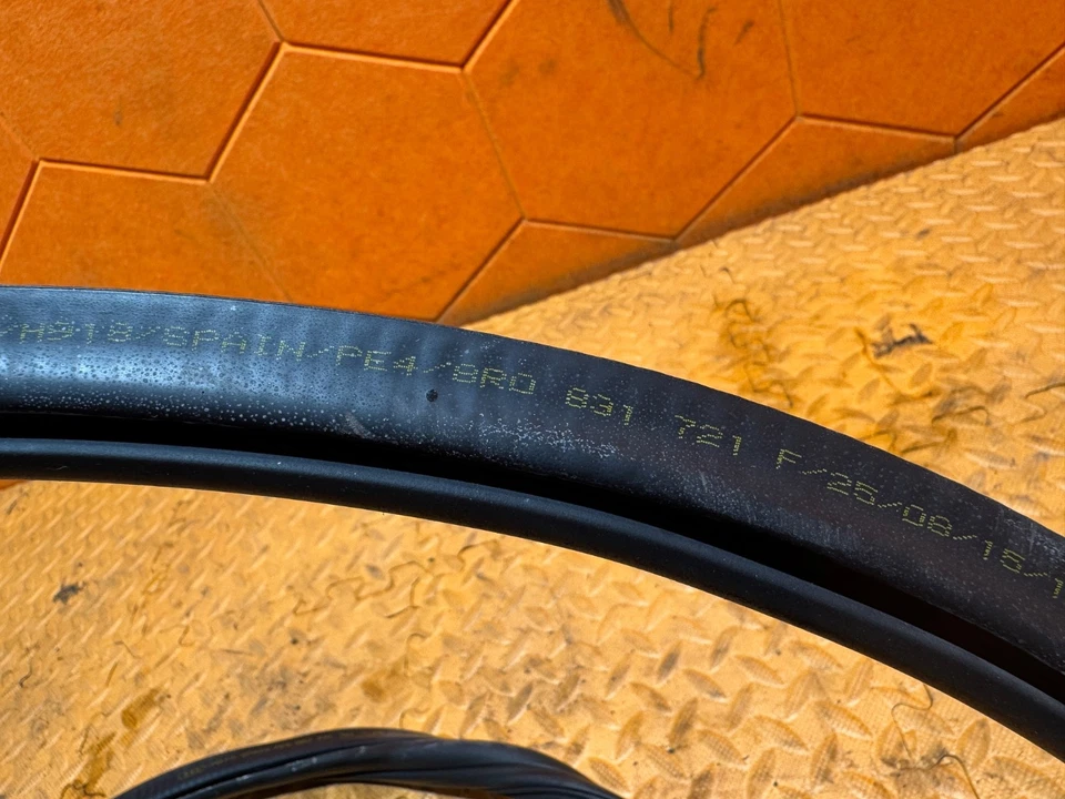 09-17 AUDI Q5 8R FRONT LEFT DRIVER DOOR ON BODY WEATHERSTRIP SEAL RUBBER OEM - Image 4 of 4