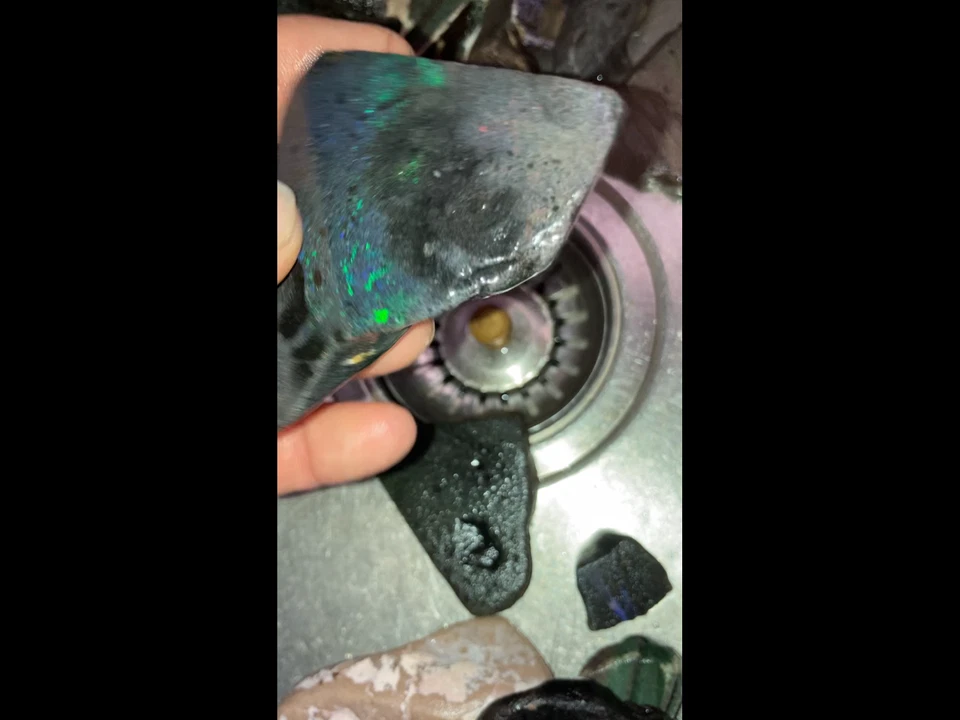 Ópalo de roca matriz andamooka australiano semitratado áspero de 1,4 kg Foto 3 de 4