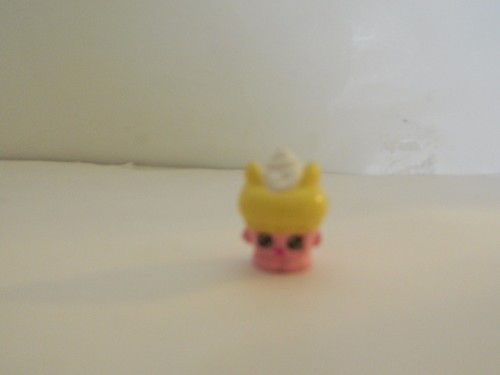 Shopkins Season 1 #0038 Flutter Cake New Out of Pack - Picture 2 of 2