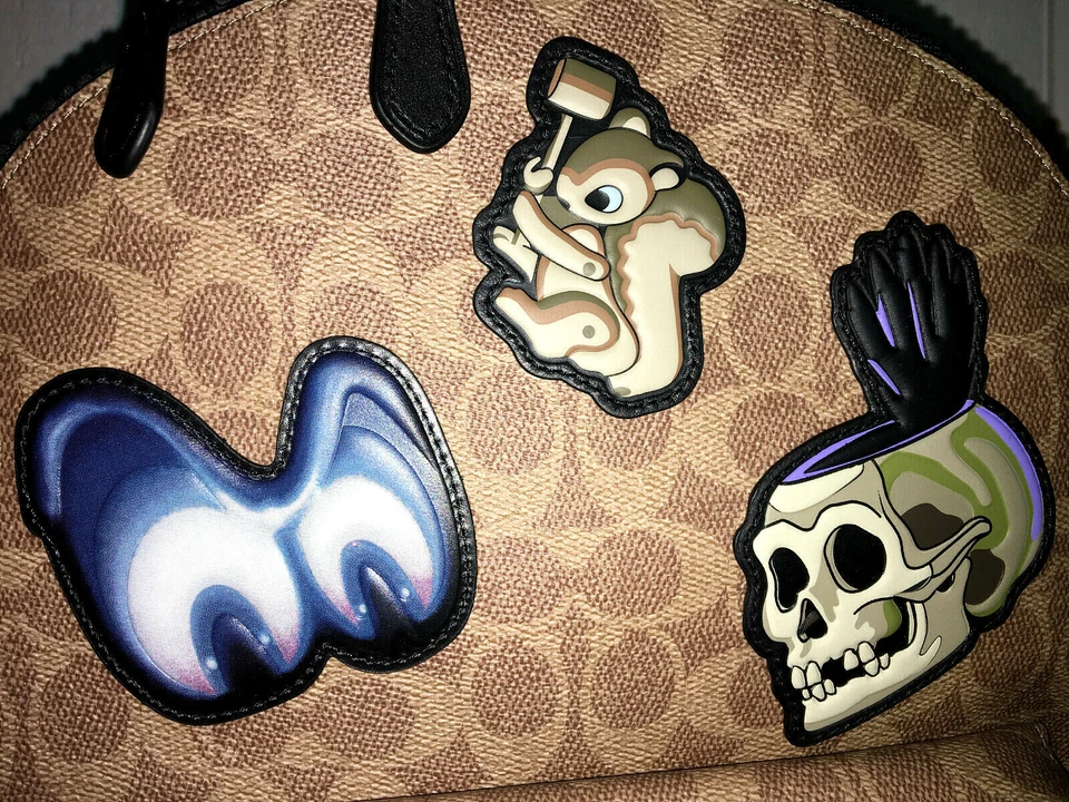 Mochila Disney X COACH Academy PARCHES OSCUROS DE CUENTO DE HADAS Firma OJOS ESPELUZNANTES Foto 2 de 4