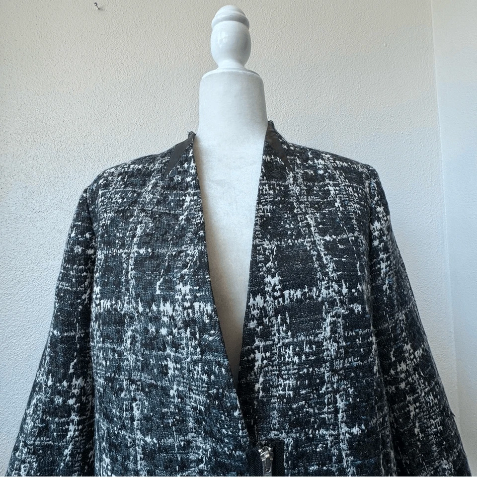 Женский блейзер Trouve черный белый металлик с V-образным вырезом на молнии большого размера - Изображение 3 из 4