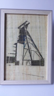 Zeche Zollverein als Gravur auf Papyrus. Bild einschließlich Rahmung.