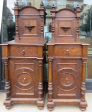 070415 Una coppia di comodini in noce e radica con alzatina