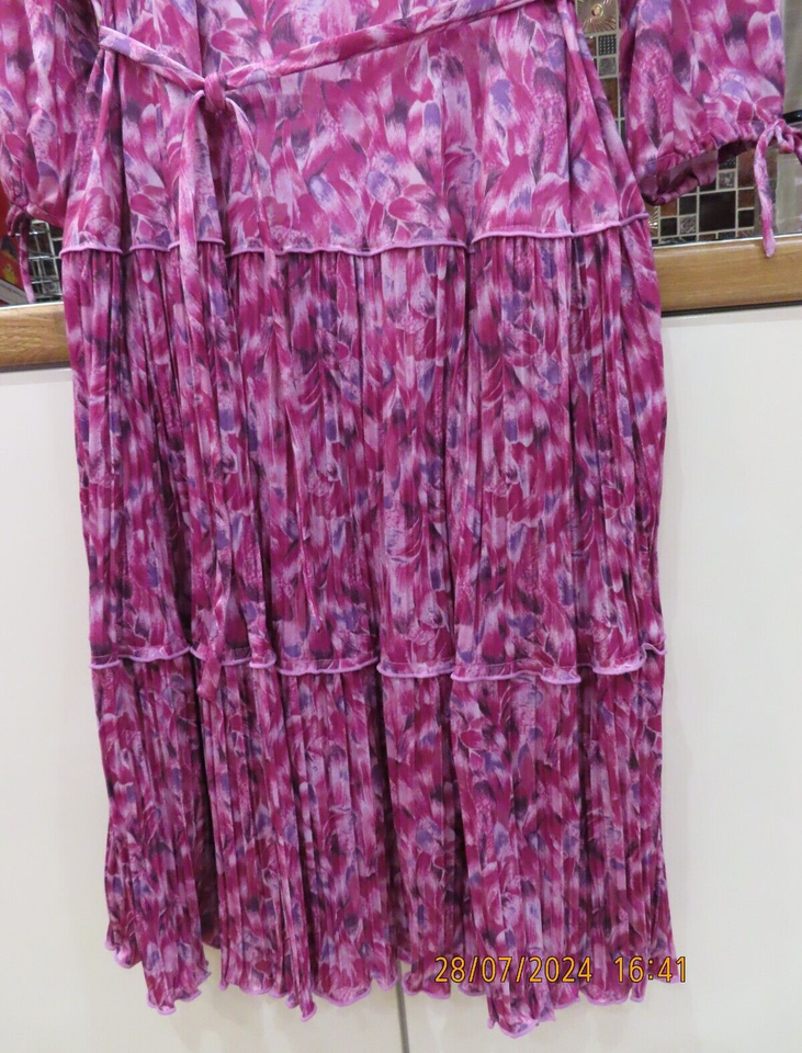 Beautiful ladies dress NWOT, Size 18 / 20 Unworn, elgant, suit special