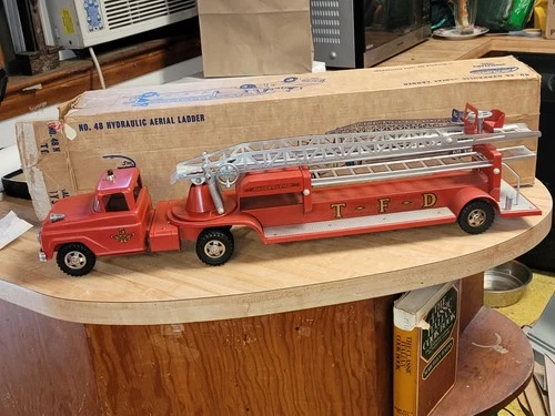 VINTAGE PRESS STEEL TONKA HYDRAULIC AERIAL LADDER FIRE TRUCK UNUSED WITH BOX