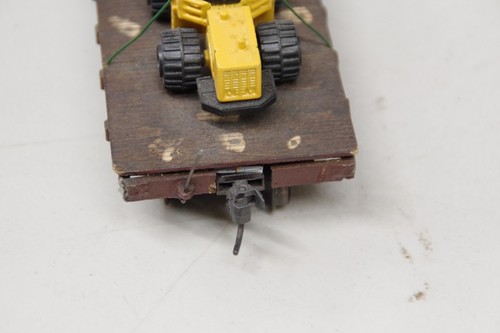 O Scale Red Caboose (?) PRR flat car 689012 w/three construction tractors. - Picture 5 of 6