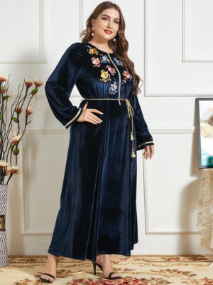 Nachtblaues Samtkleid mit Blumenstickerei auf Büste und Ärmelborte.