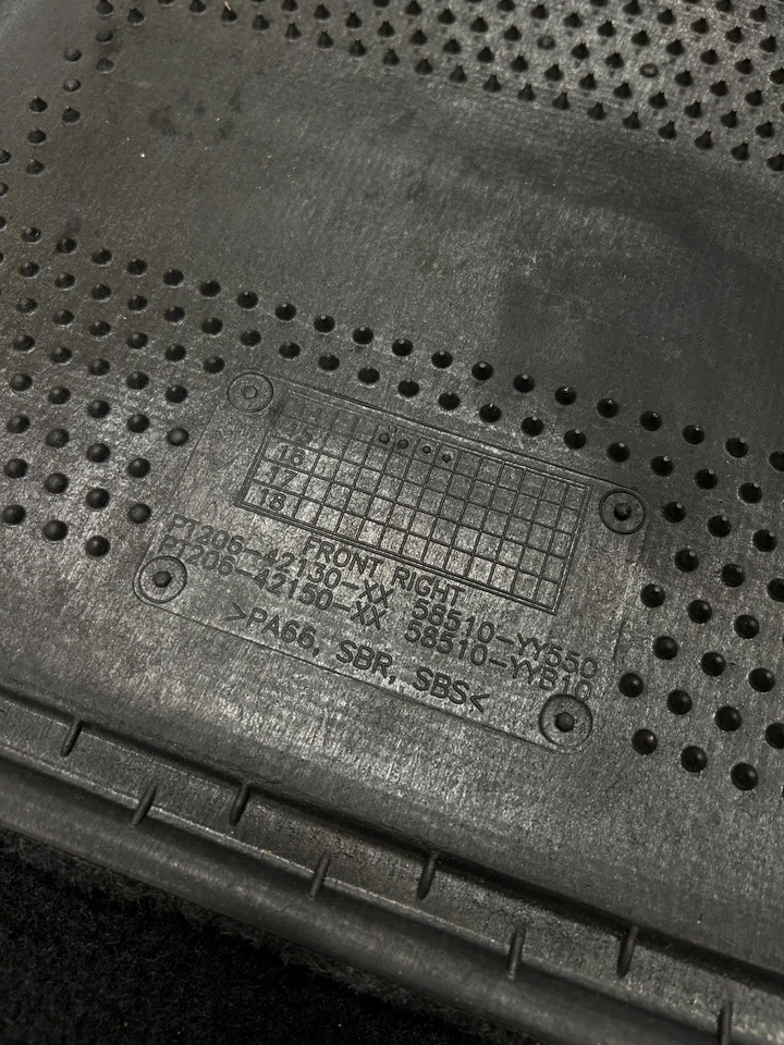 Juego de alfombrillas alfombrillas negras delanteras y traseras originales OEM Toyota RAV4 2013-2018 Foto 3 de 4