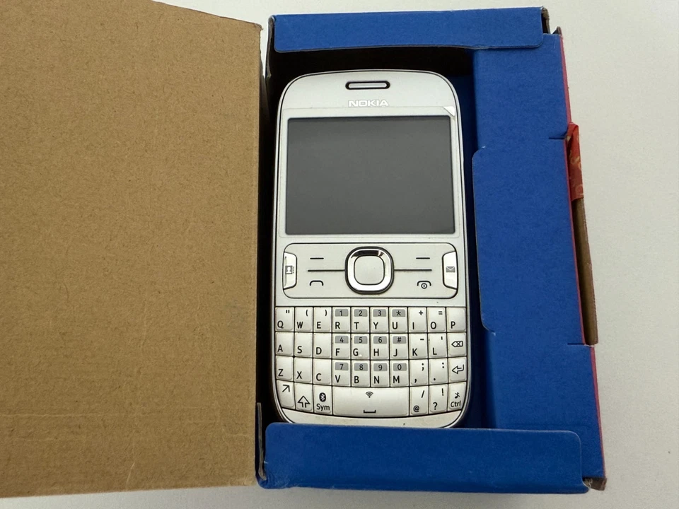 BRAND NEW NOKIA ASHA 302 UNLOCKED PHONE - BLUETOOTH - 3.2MP CAM - 3G - WIFI - Image 3 of 4