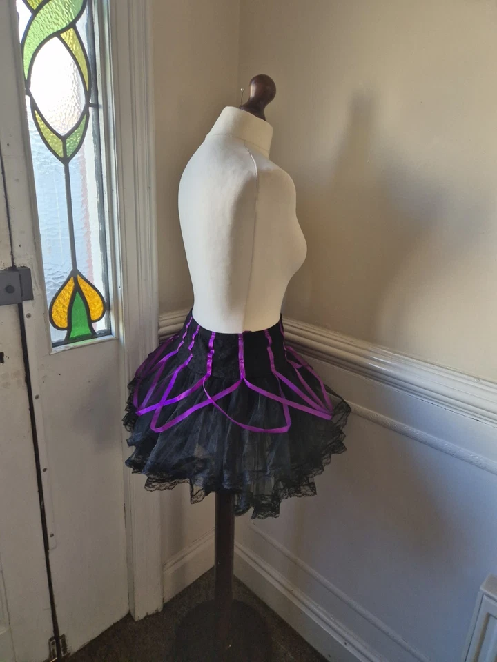 Minifalda tutú living Dead Souls negra de tul de encaje tiro bajo púrpura cinta emo Foto 3 de 4