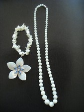 Beau lot nacre et pierres Swarovski:  collier, bracelet et broche Dyrberg/Kern.