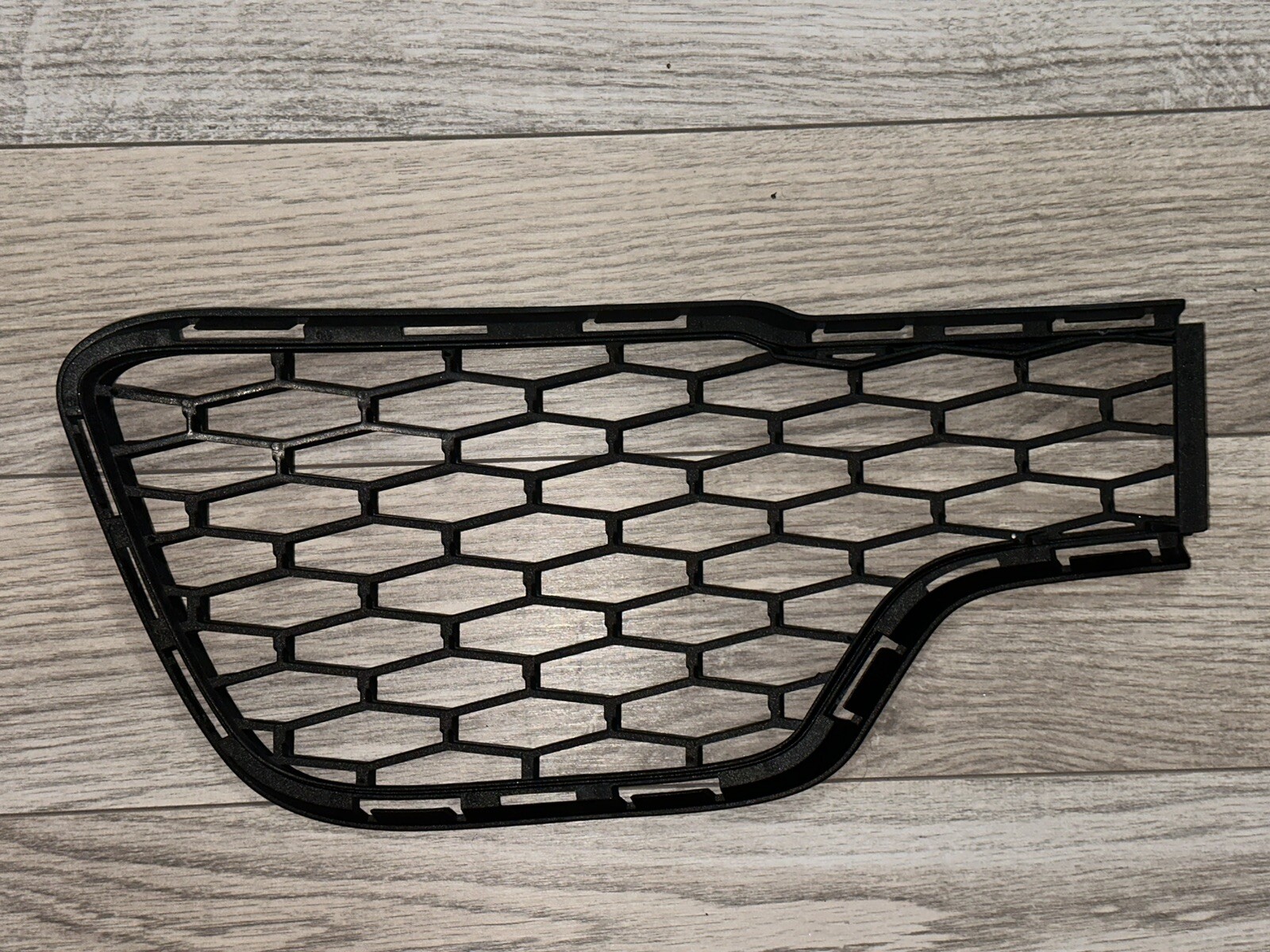 RH Mesh Grille For 2014-2019 Maserati Ghibli Front Right Bumper Grill 670019835
