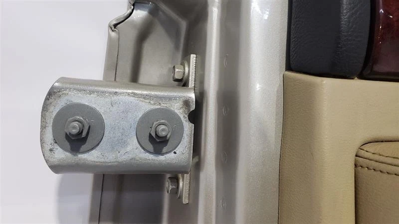 Gold Passenger Rear Door OEM 2003 2004 2005 2006 Lincoln Navigator - Изображение 2 из 4