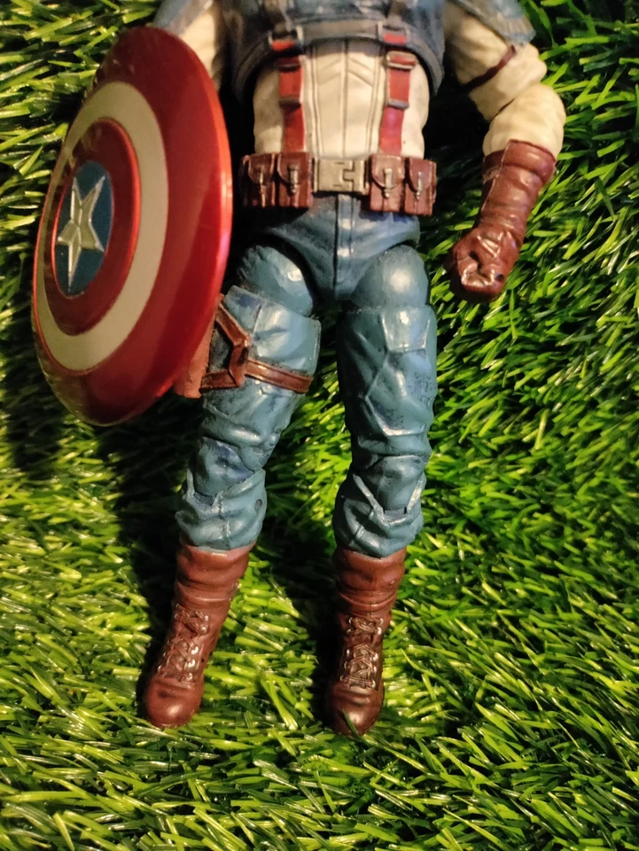 7-дюймовая экшн-фигурка Капитана Америка из Marvel Diamond Select Exclusive Legends со щитом - Изображение 3 из 4