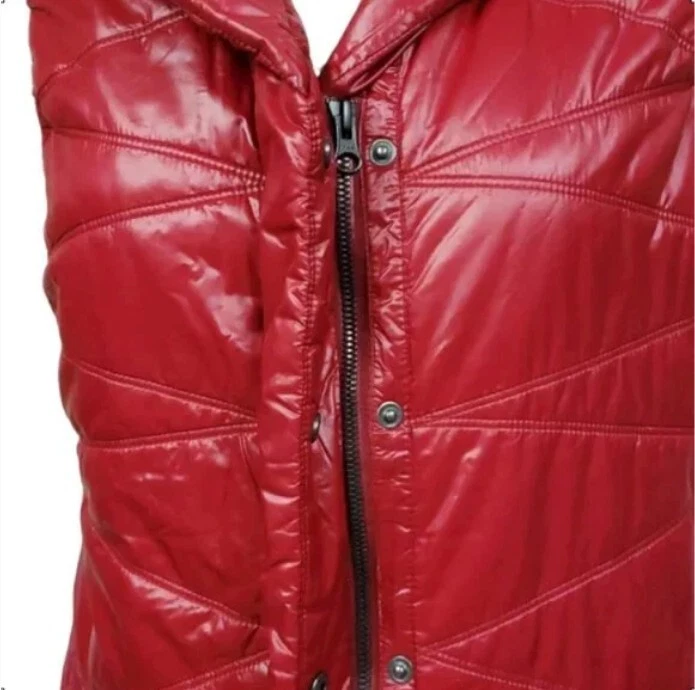 Chaleco Lucy Acolchado Color Frambuesa Puffer Chaqueta Talla Mediana Cremallera y Cierre a Presión Foto 3 de 4