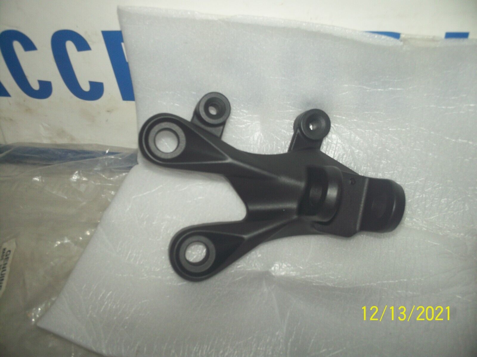 2012-2015 KAWASAKI 35063-0853-18R STAY FR ZX 1400 FOOTPEG STAY ZX 14  BRACKET OEM