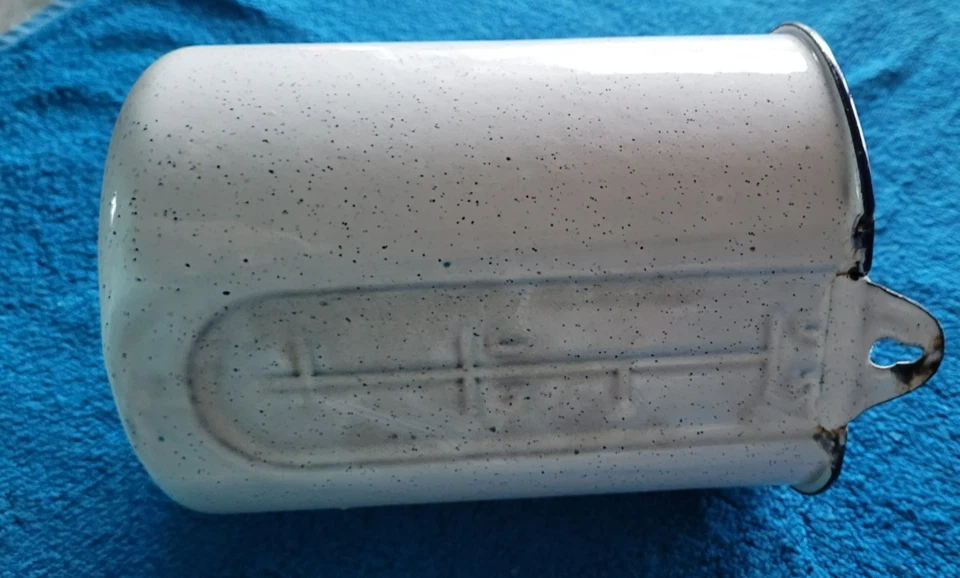 VINTAGE IDEE DECO POT A LAVEMENT 2 LITRE EN METAL EMAILLE BLANC MOUCHETE GRIS - Photo 4/4