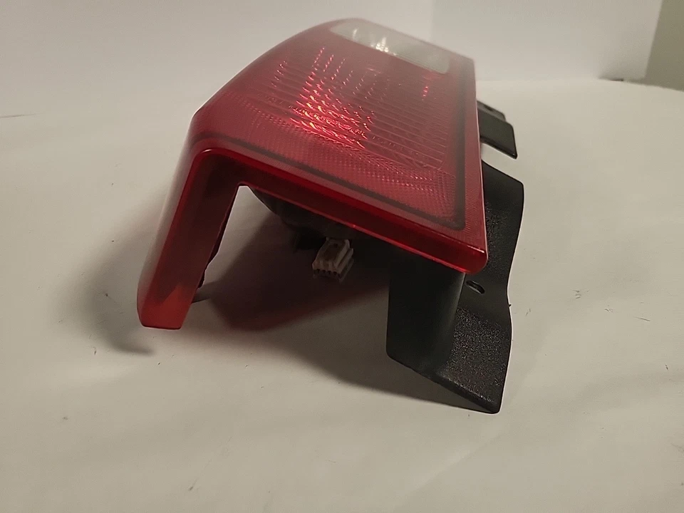 OEM 2006-2010 Hummer H3 Right Rear Tail Lamp Light Taillamp Taillight Right. L4 - Image 3 of 4