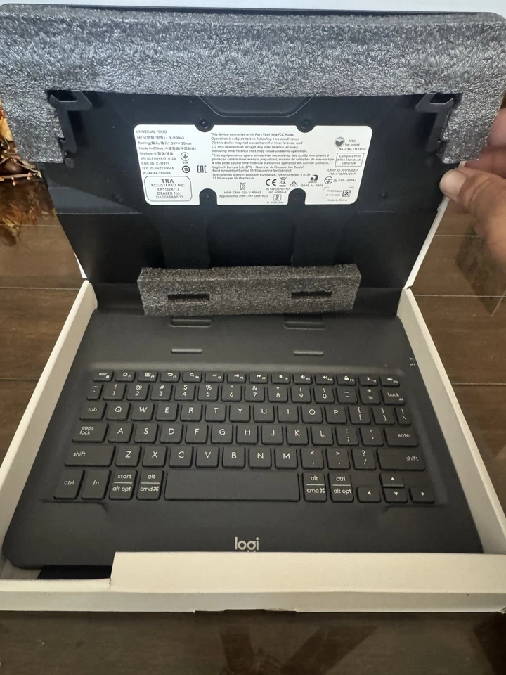 Logitech Universal Folio Case Bluetooth Wireless Keyboard Fits 9-10" Tablets iOS - Image 4 of 4