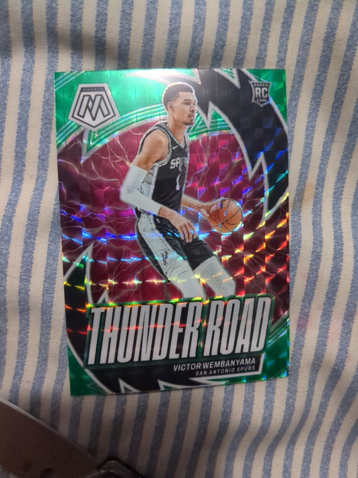 2023-24 Panini Mosaic Basketball Victor Wembanyama #8 RC Thunder Road Green