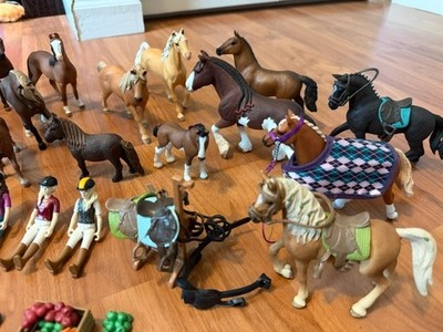 Lot of 15 SCHLEICH HORSES, 8 RIDERS, RIDING CLUB & PONY SET, HORSE PASTURE +  