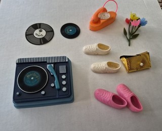 BARBIE VINTAGE : LOT D'ACCESSOIRES EN L'ÉTAT