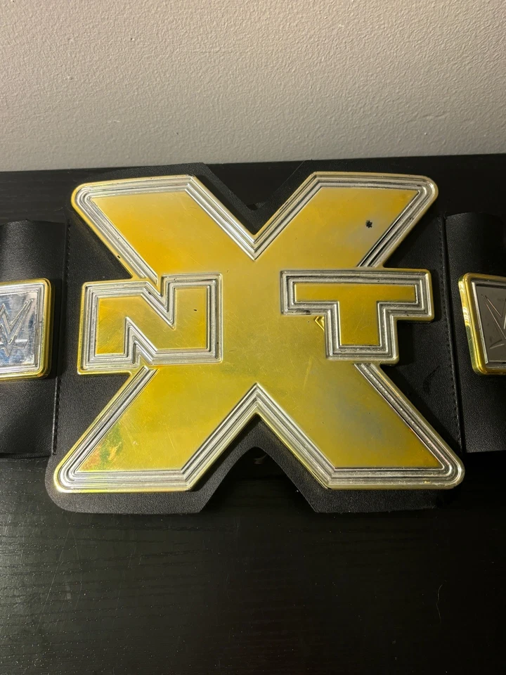 WWE NXT Réplica Cinturón Juvenil Niños Juguete Coleccionable Campeonato de Lucha - 2016 Foto 3 de 4