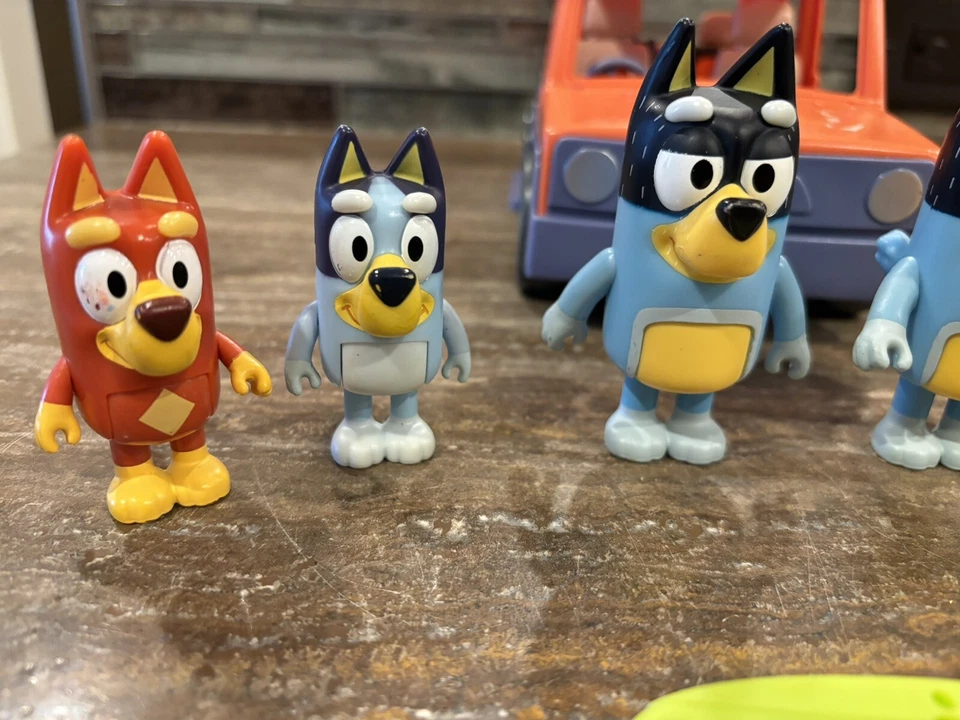 Disney Bluey Heeler SUV Coche Jeep 4x4 Vehículo Familiar Tabla de Surf Juguete 6 Figuras Foto 2 de 4
