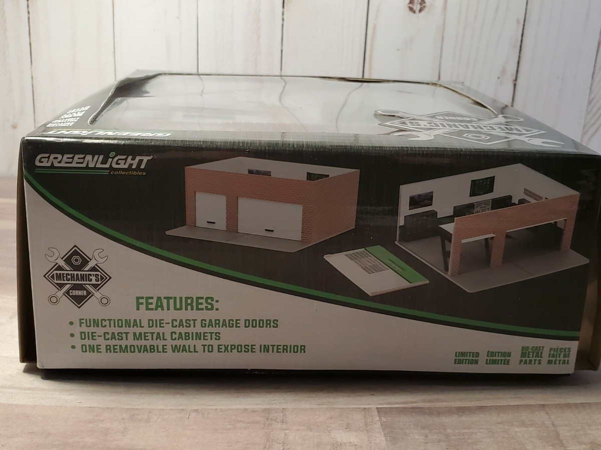 Greenlight Weekend Workshop Mechanic's Garage Green Chase 1:64