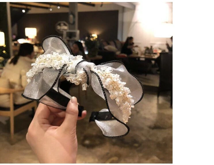 Faixa de cabeça elegante de alta moda com nós de renda com tecido de pérola acento-branco  - Imagem 2 de 2