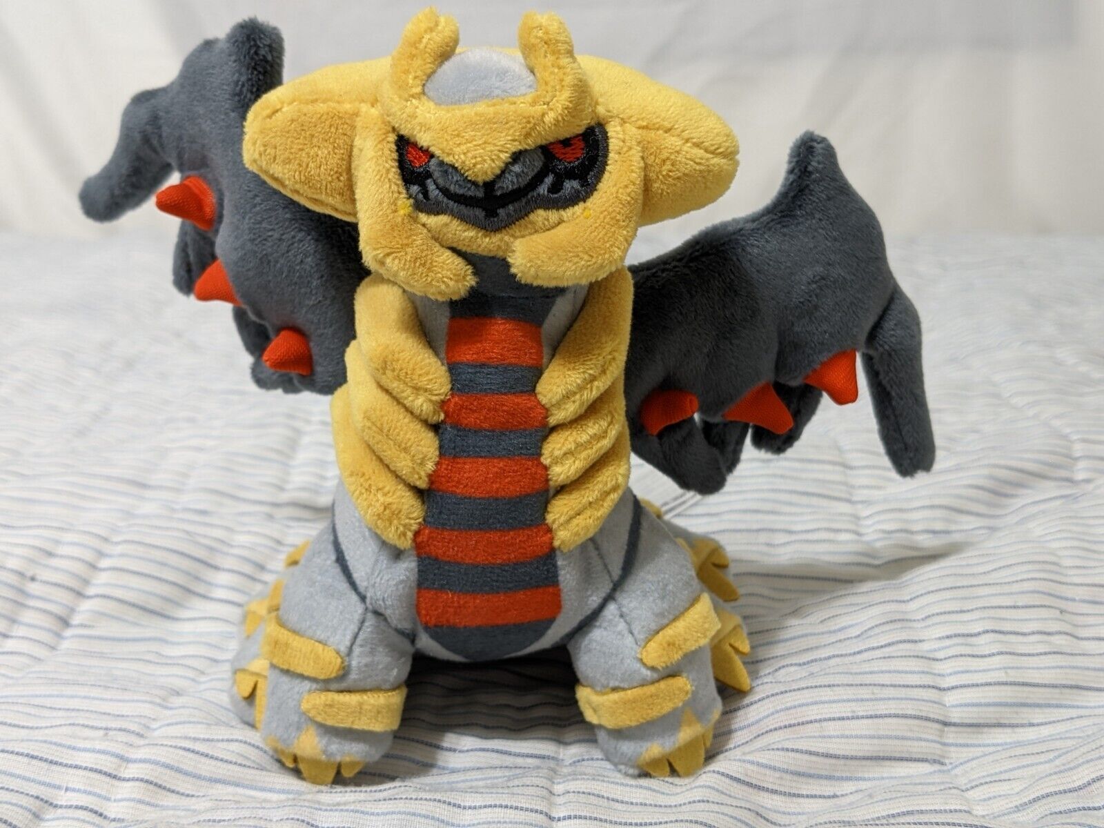 Centro Pokémon: Giratina (Forma Alterada) Pelúcia Cuties sentado