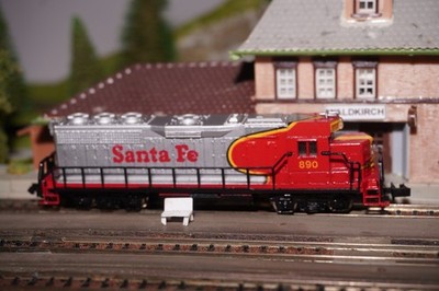 Bod / R] ATSF '' Santa Fe '' 890,EMD GP40,Bachmann U.Diesel Locomotive Without Ob