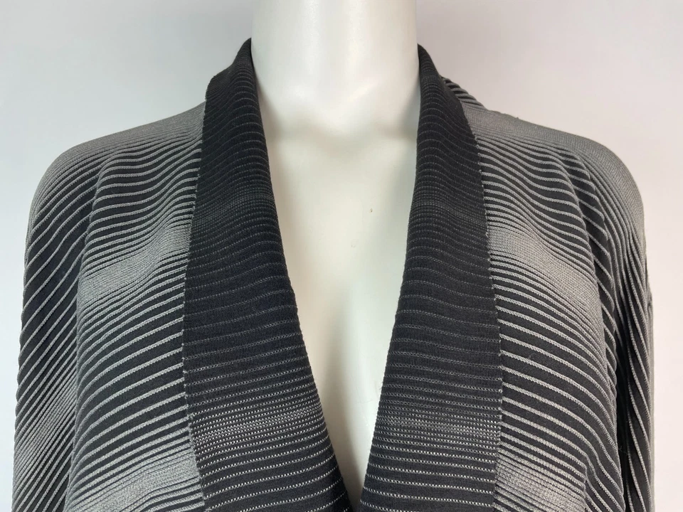 De colección. Cárdigan Plumero Abierto Cascada Rayas Negras Citron Santa Monica Talla Única Foto 3 de 4