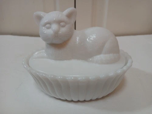Vtg Westmoreland White Milk Glass Covered Cat Dish Pre-Owned