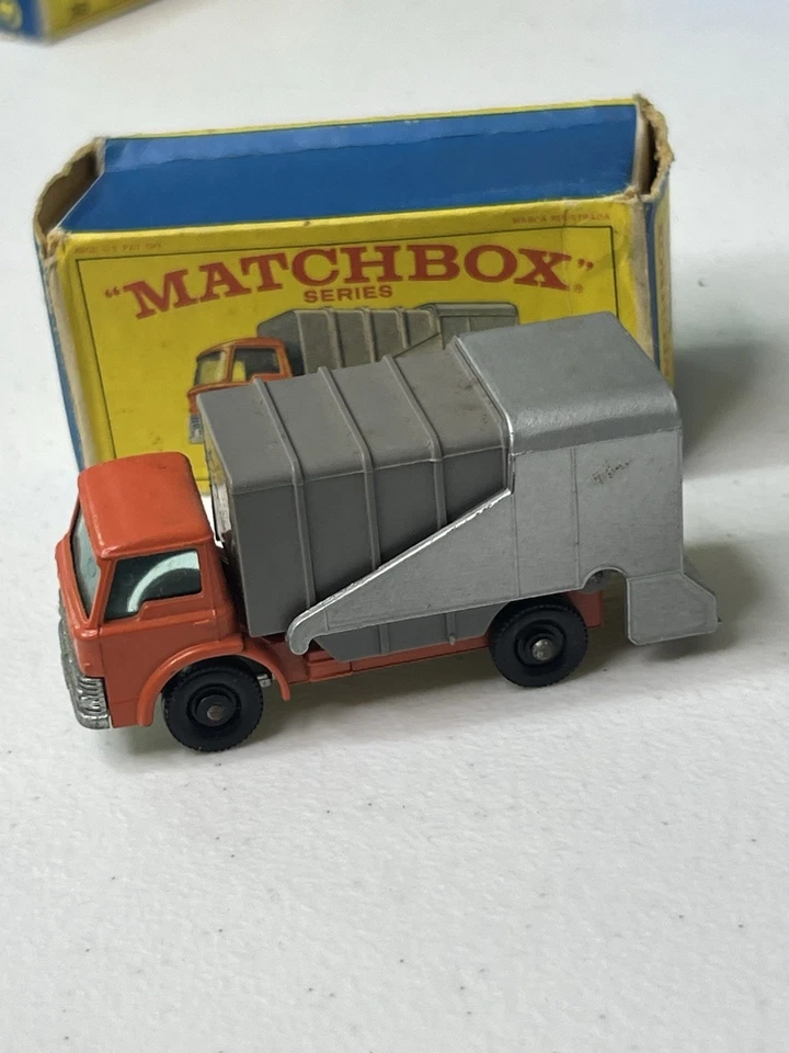 Matchbox Lesney No. Camión de basura Ford 7 carrocería naranja ruedas de plástico negro en caja Foto 2 de 3