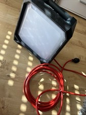 Würth LED-Arbeitsleuchte M || Mit 2 Steckdosen 16A, 250 V, IP54