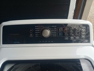 Frigidaire Washing Machine With Agitator And GE Dryer. Large Capacity.