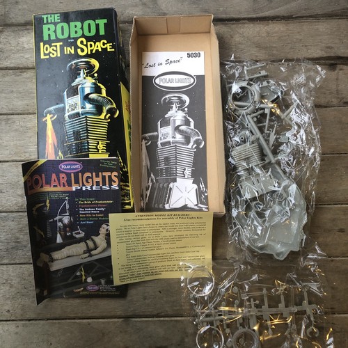 Vintage 1997 Polar Lights Lost In Space The Robot Model Kit 5030 FREE
