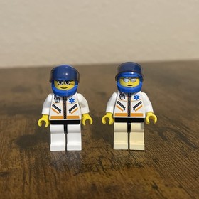 LEGO Vintage City 7903 Rescue Helicopter Pilot Doctor Minifigure 2 Mini figs
